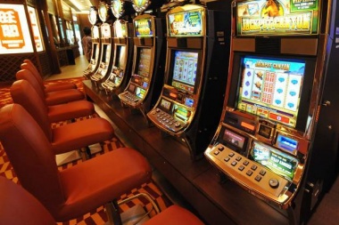Vidal lanza nueva medidas en el juego: cierra tres casinos y licita tragamonedas