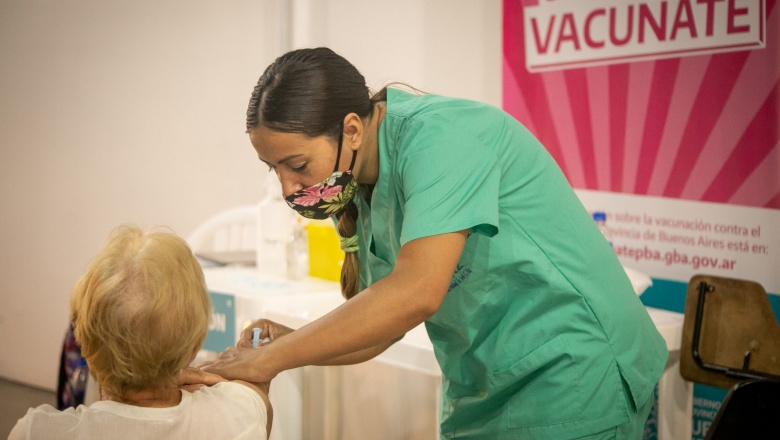Kicillof anunció la vacunación libre con tercera dosis para mayores de 60 años, trabajadores de la salud e inmunodeprimidos