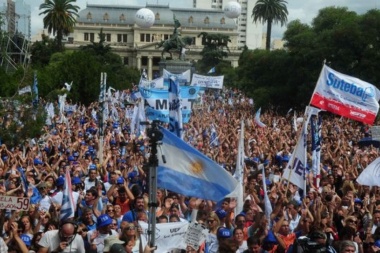 Estatales, médicos y docentes marcharon en La Plata contra el ajuste