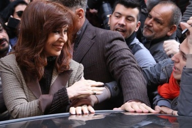 La vicepresidenta Cristina Fernández pidió "debatir en serio" para "resolver" las tomas de tierra