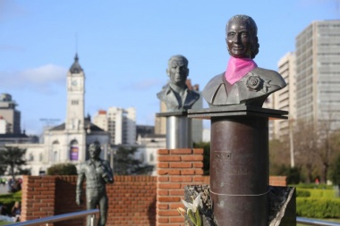 Estatuas de La Plata con pañuelos rosas para concientizar sobre prevención del cáncer de mama