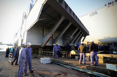 Se realizó la botadura de una compuerta para el Arsenal Naval Puerto Belgrano