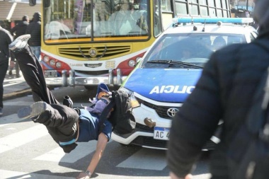 Caos en pleno centro de La Plata por represión de la policía a trabajadores de Astilleros