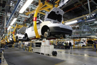 La producción de autos cayó 35%