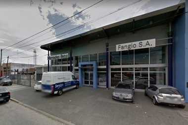 Despidos: cerró una fábrica de zapatillas en Avellaneda y el concesionario Mercedes Benz de La Plata
