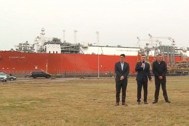 Macri despidió el buque regasificador y apuntó a exportar gas y petróleo