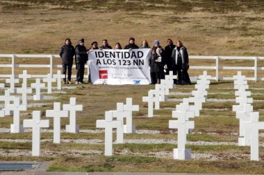 Emoción y respeto en el homenaje a los caídos en Malvinas en el cementerio de Darwin