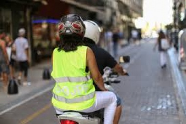 Sancionan la ley que restringe la circulación de dos ocupantes en moto