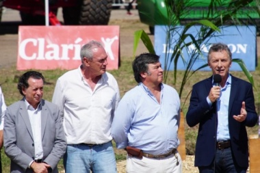 Macri elogió al campo y dijo que las retenciones son un mal impuesto