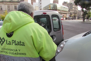 La Plata: se estaciona mal pero no se usa mucho el celular