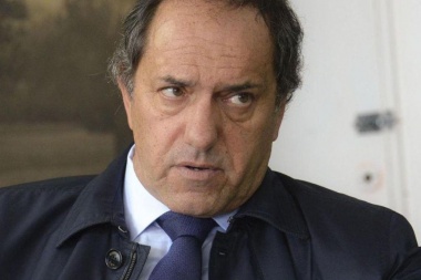 Un fiscal pide que prohíban salir del país al ex gobernador Scioli