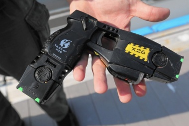 Gobierno reglamentó uso de pistolas Taser para fuerzas federales
